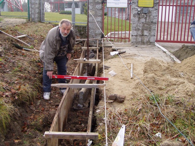 am_tn_szalunki pod ogrodzenie i mierniczy.JPG